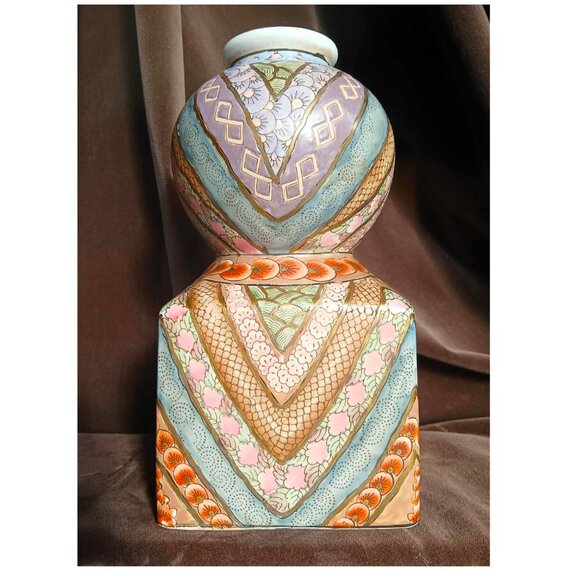 Exquisite Intricately Hand painted and Glazed Porcelain Square/Bulb Vase - Picture 4 of 13
